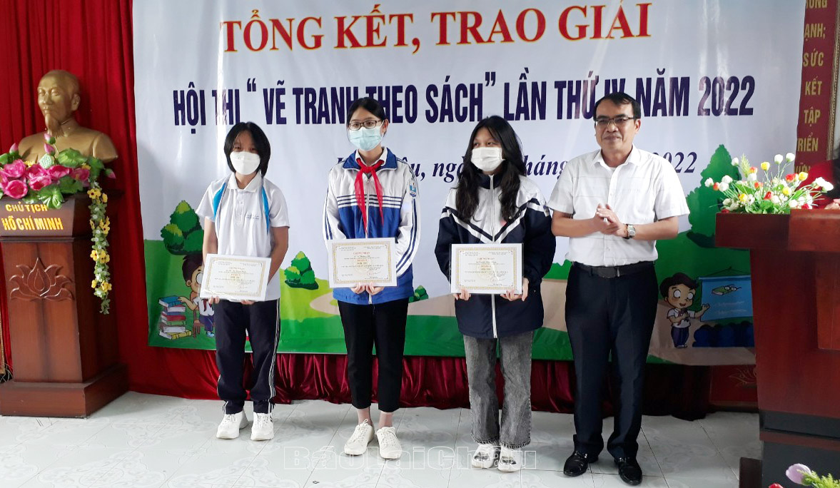 Đồng chí Lưu Hồng Phương – Phó Giám đốc Sở Giáo dục và Đào tạo, Phó Trưởng Ban Tổ chức Hội thi trao giải A cá nhân cho các em học sinh khối THCS. 